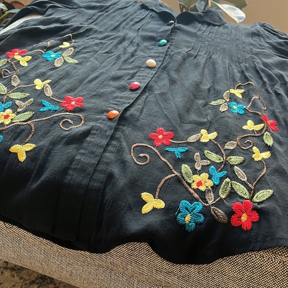 Vintage embroidered Floral Top with colorful buttons - Picture 11 of 17